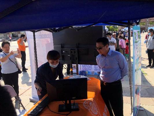 说明: 人们在看台上的人在桌子边低可信度描述已自动生成