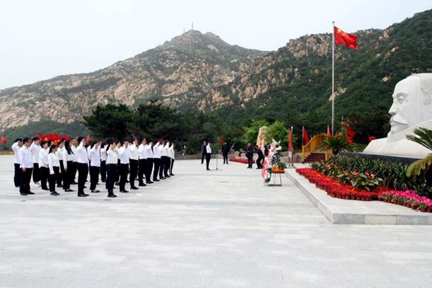 说明: H:\5.21新闻稿\（海洋学院）重温入党誓词.jpg