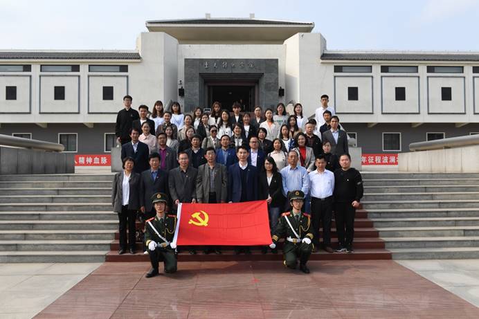 说明: C:\Users\清华同方\Desktop\新闻稿\新建文件夹\在李大钊纪念馆前集体合影.jpg