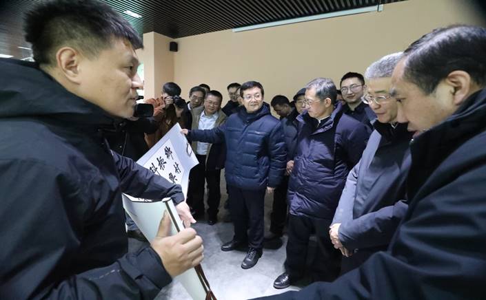 说明: C:\Users\xcb\Desktop\2023年12月26日best365领导向教育部副部长展示乡村振兴书法.jpg