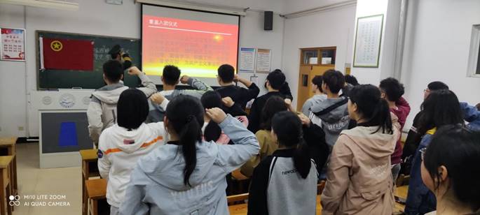 说明: C:\Users\清华同方\Desktop\5.6\重温入团仪式.jpg