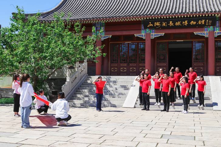 说明: C:\Users\清华同方\Desktop\6.9新闻\老党员代表重温入党誓词.jpg