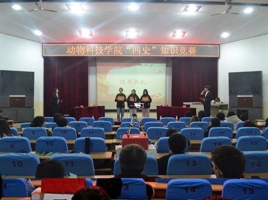 说明: 图片包含 人, 人们, 前, 大描述已自动生成,说明: 大厅里的人们描述已自动生成