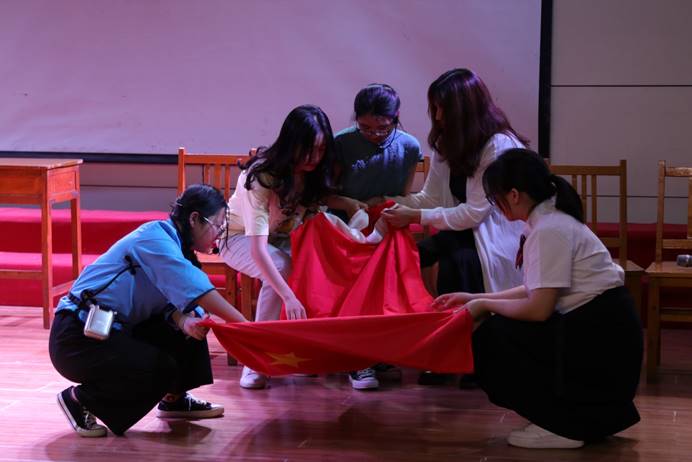 说明: H:\6.7新闻\4-1演出现场.JPG